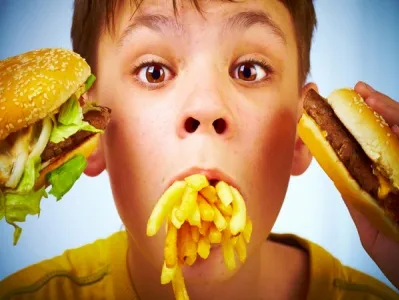 Child eating fast food 01