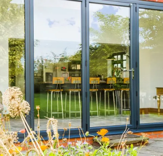 Aluminium sliding door with kitchen seats
