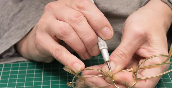 Inspecting broken spectacles