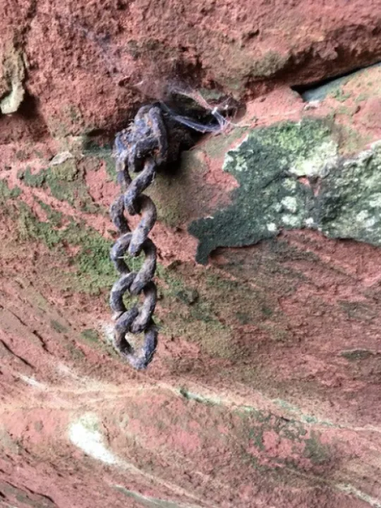 01-01-04 chain in shelter near Gypsys Hole (PW) cropped