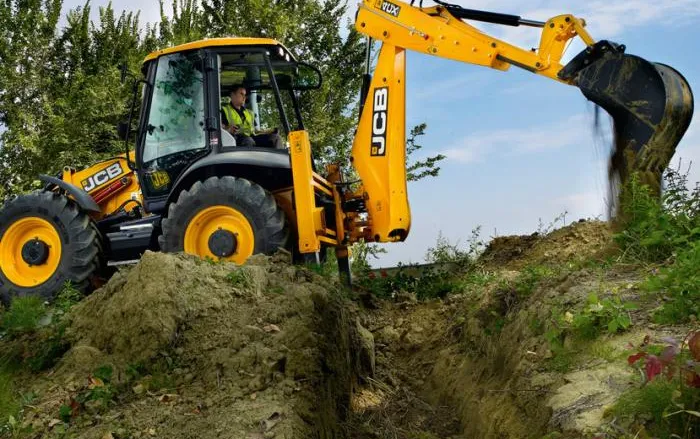 JCB 4CX digging ditch