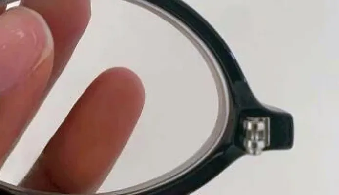Broken hinge on eyewear