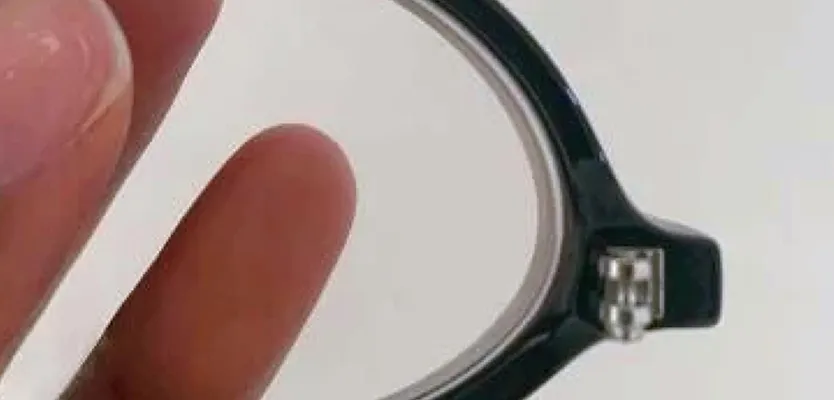 Broken hinge on eyewear
