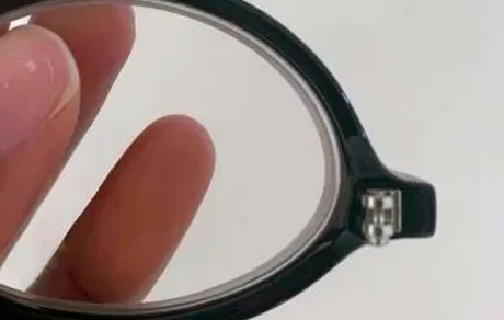 Broken hinge on eyewear