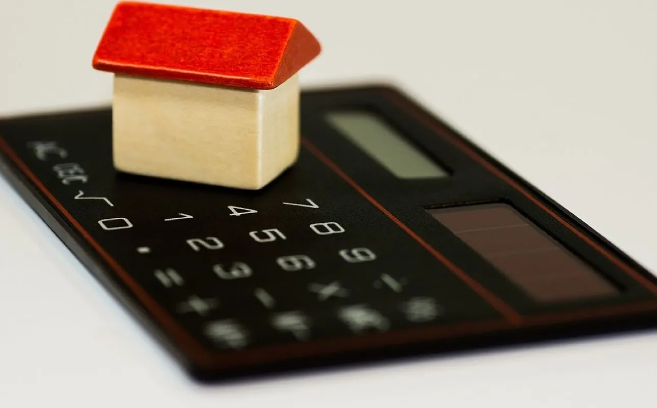House, money, euro, coin, coins, banknotes, calculator, computer, household, budget, save up, finance, stock exchange, debts, dollar bill, mortgage, bank, financing, crisis, business, sale, house sale, how to calculate, calculate, close up, macro, macro s