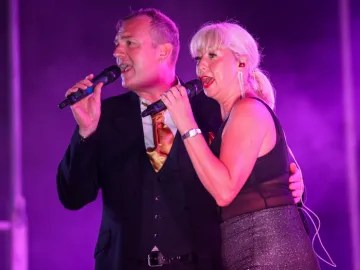 Jay Ashton And Vicky Kaylor From 39 calling Planet Earth 39 Sing A Duet