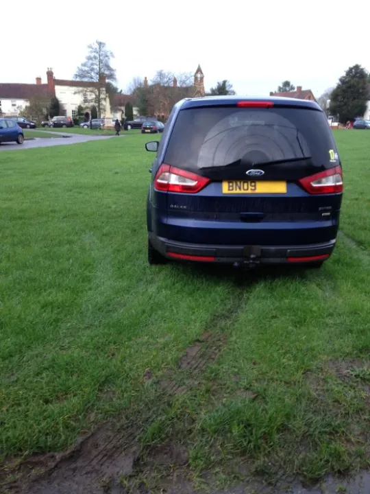 Car on ChurchEndGreen 02
