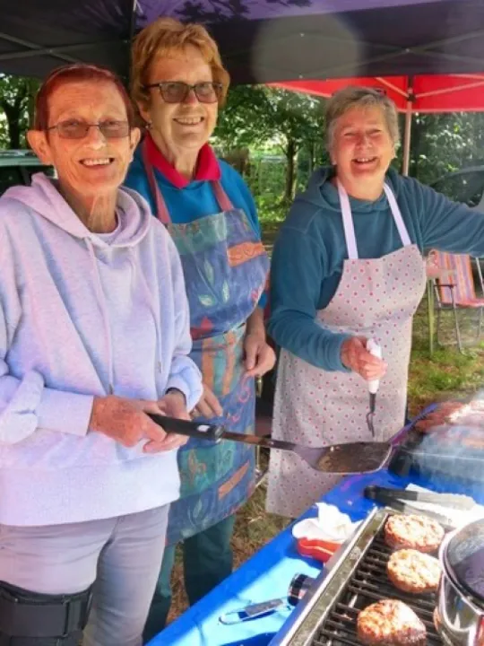 Apple pressing &ndash; Hot Dog? Burger?