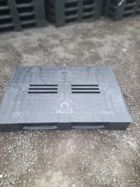 Used plastic pallets