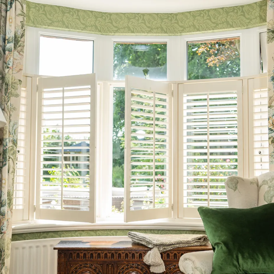 Shutter blinds with curtains