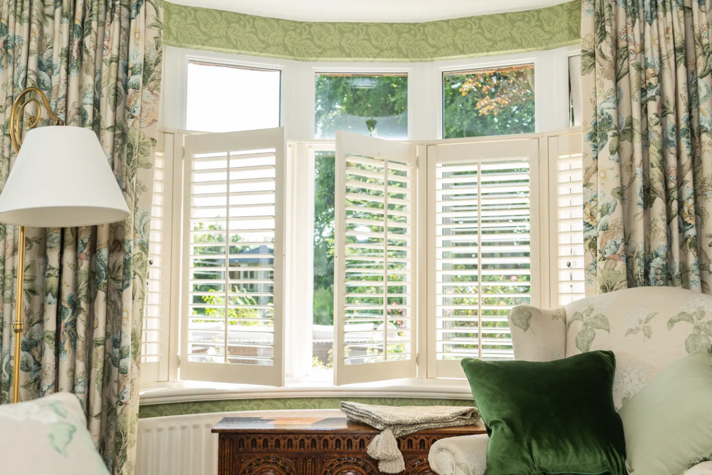 Shutter blinds with curtains