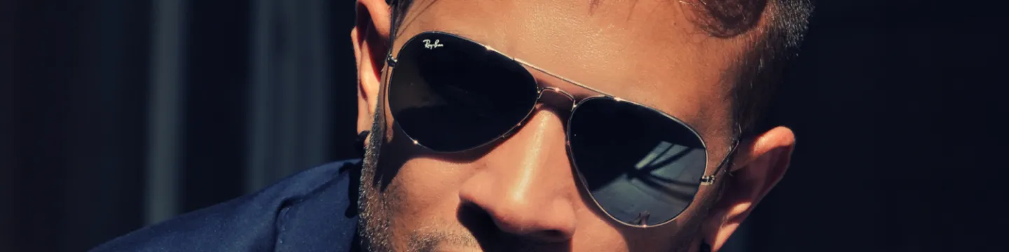 Man with Rayban sunglasses