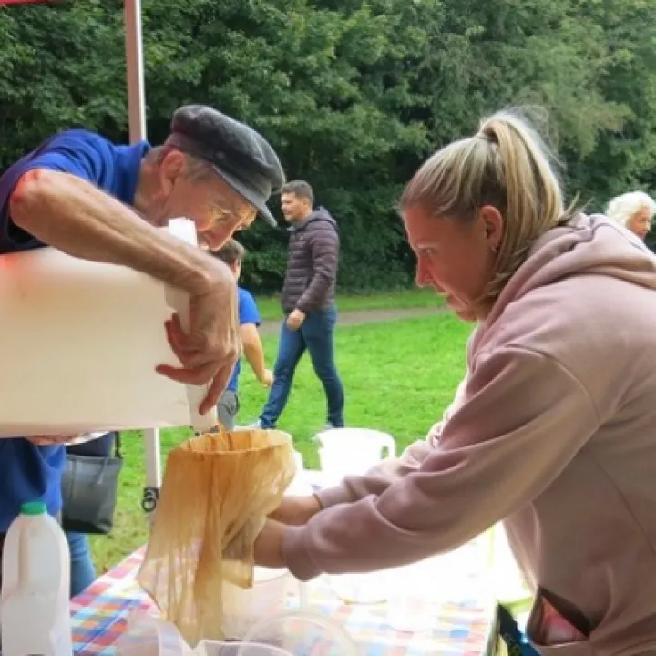 Apple Pressing &ndash; Straining the juice