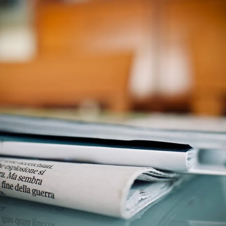Newspapers, weekly, reading