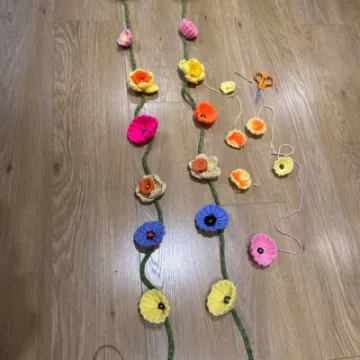 Flower on cord (Judith)