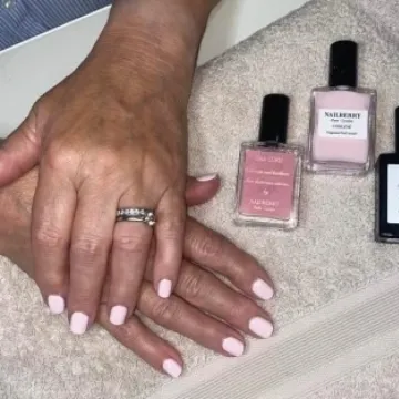 White Nails – Ellie Stark