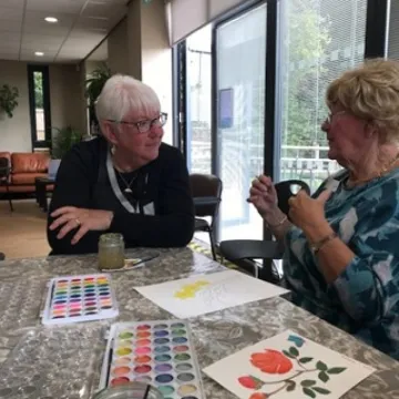 Volunteer Supporting Art Class