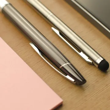 Zanepr&aacute;zdněn&yacute;, domů, stůl