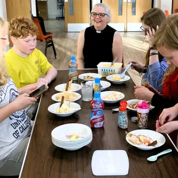 2025 04 – Icecream With Rev Rachel Bending