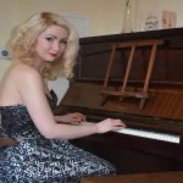 Bexi playing Piano Fox and Duck Limewood