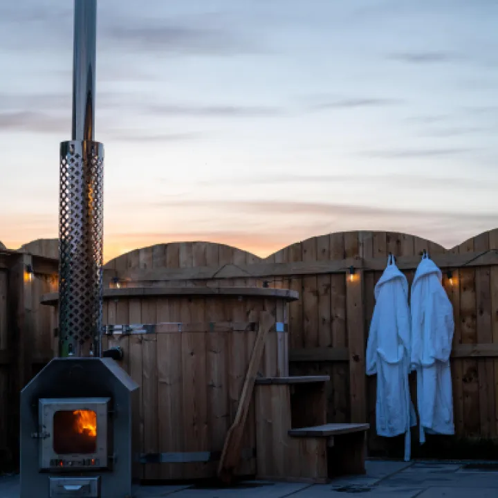 Overwater Luxury Glamping Hodnet Hot tub 3