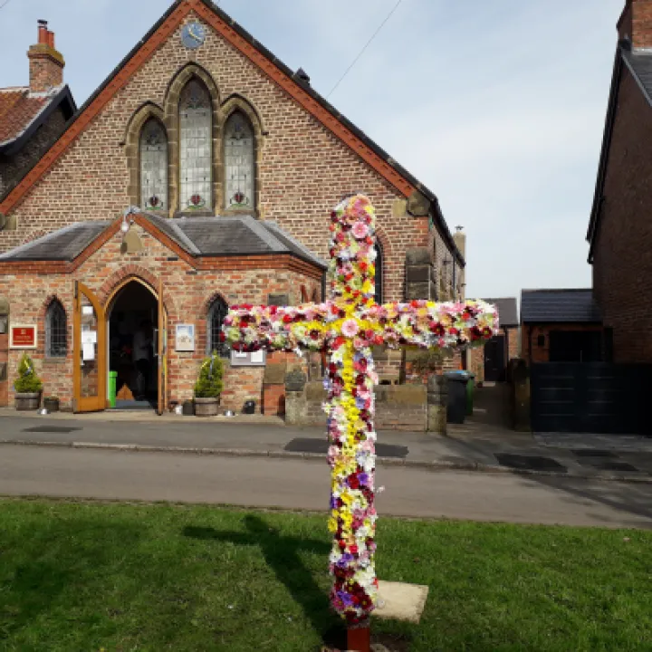 Hutton Rudby Methodist Church &ndash; flower cross