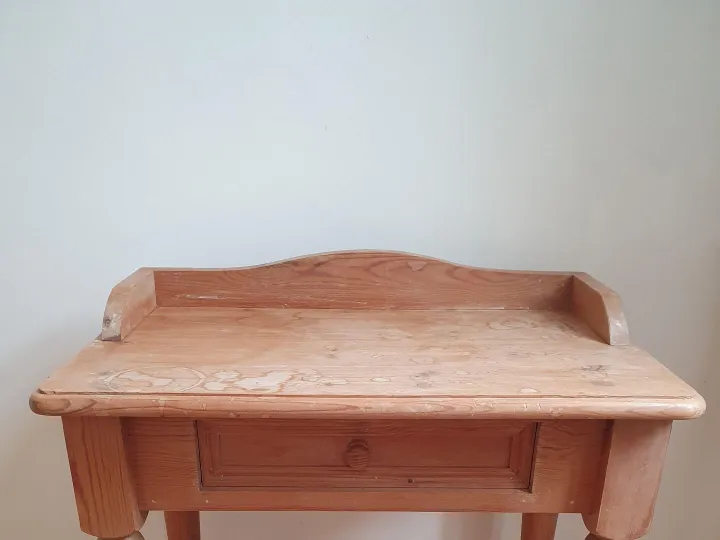 Items for sale
– Plant table £10