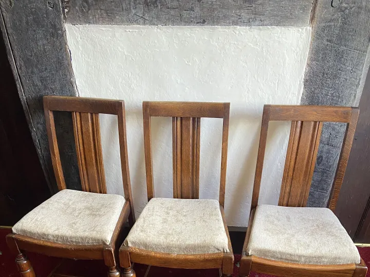 Items for sale
– Oak Dining Chairs early 20th Century 220