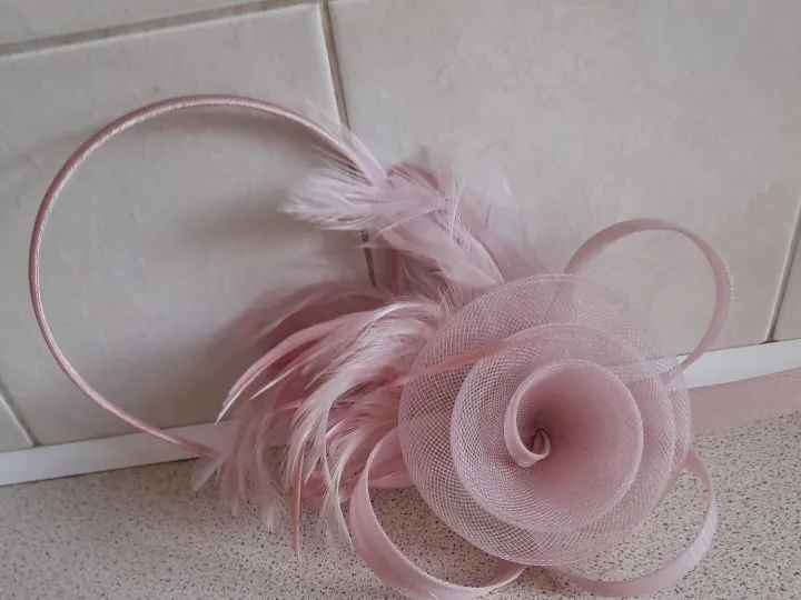 Items for sale
– Light Pink Fascinator £5.00