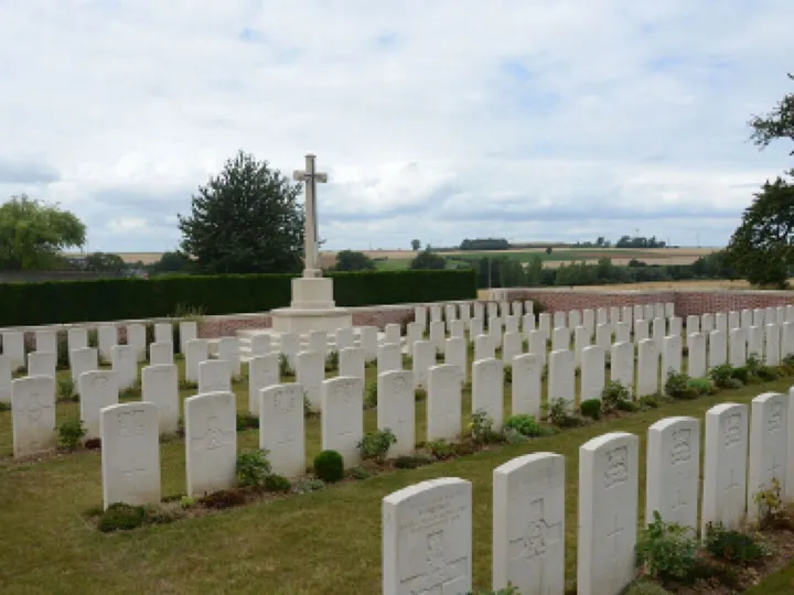 Belle Vue British Cemetery, Briastre