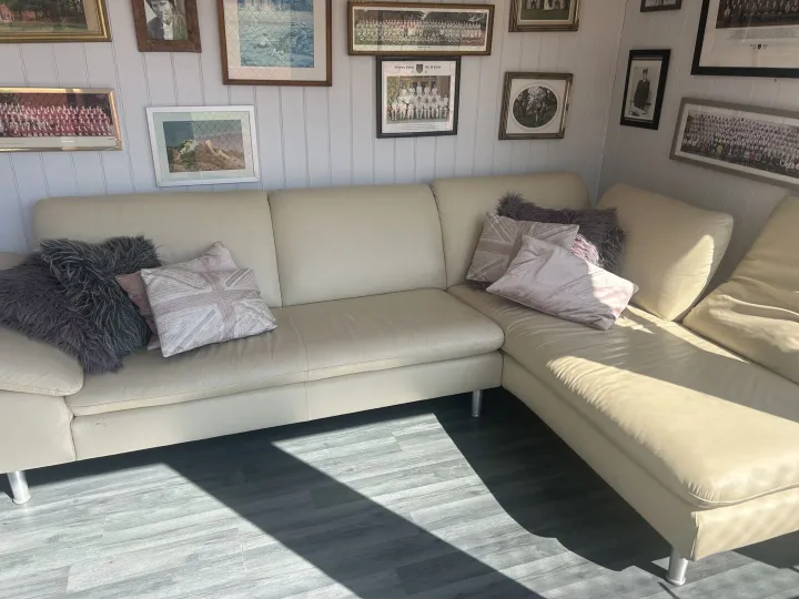 Items free to a good home! – Corner sofa n/r