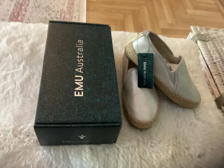 Items for sale
– Emu gun metallic kids shoes 15