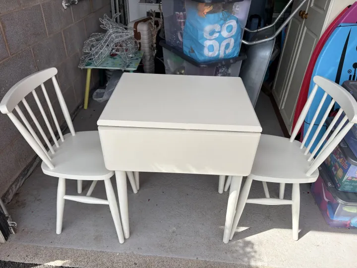 Items for sale
– Kitchen table and 2 chairs Free