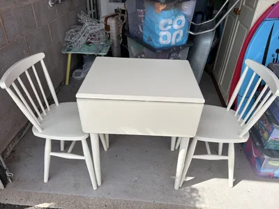 Items for sale
– Kitchen table and 2 chairs Free