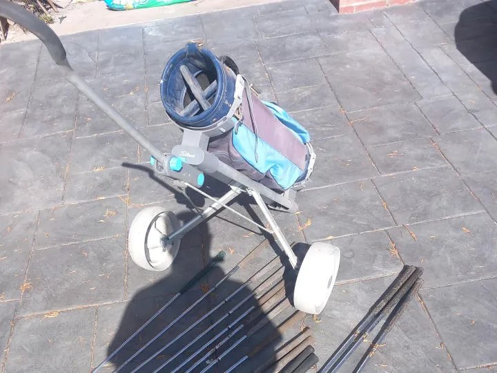 Items for sale
– Golf clubs and trolley £40