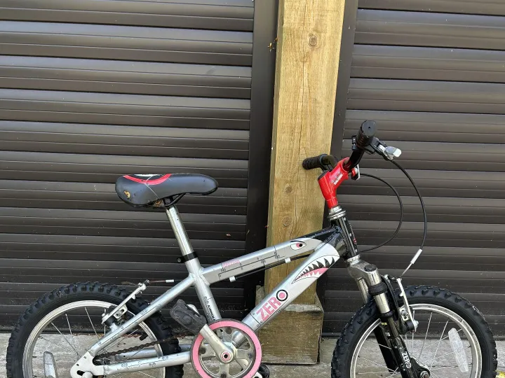 Items for sale
– Childs Raleigh bicycle Aged 4-6 years £5