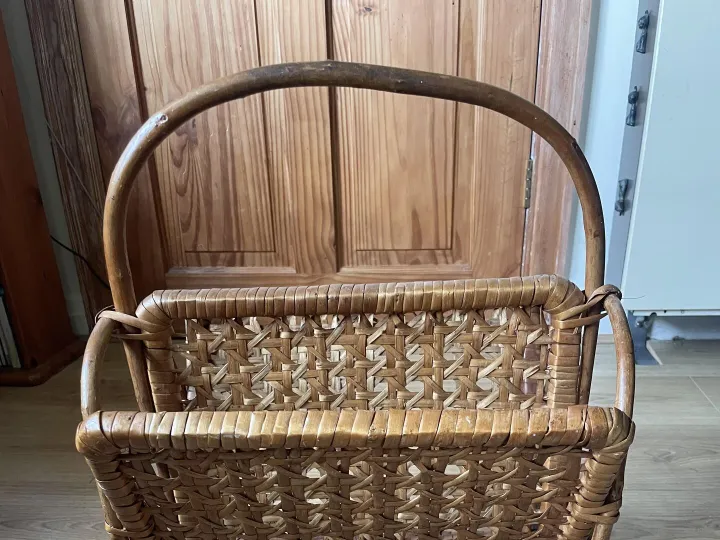Items for sale
– Vintage wicker magazine rack 20