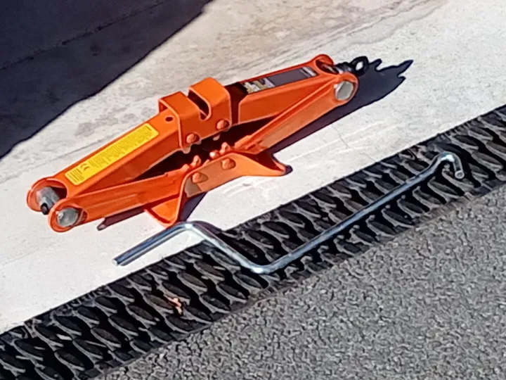 Items for sale
– 1.5 Tonne Scissor Jack £10