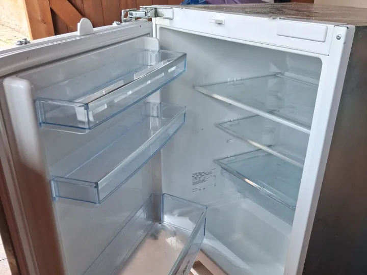 Items for sale
– Bosch integrated fridge £30