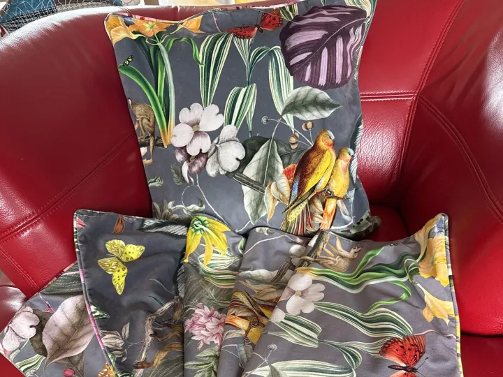 Items for sale
– 6 x velour cushion covers 55x55 £40