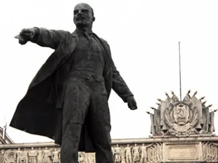 a-s-pietroburgo-casa-dei-soviet-monumento-a-lenin-primo-piano-1