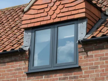 Flush casement roof window