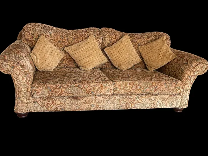 Items free to a good home! &ndash; 3seater 2seater and electric reclining chair n/r