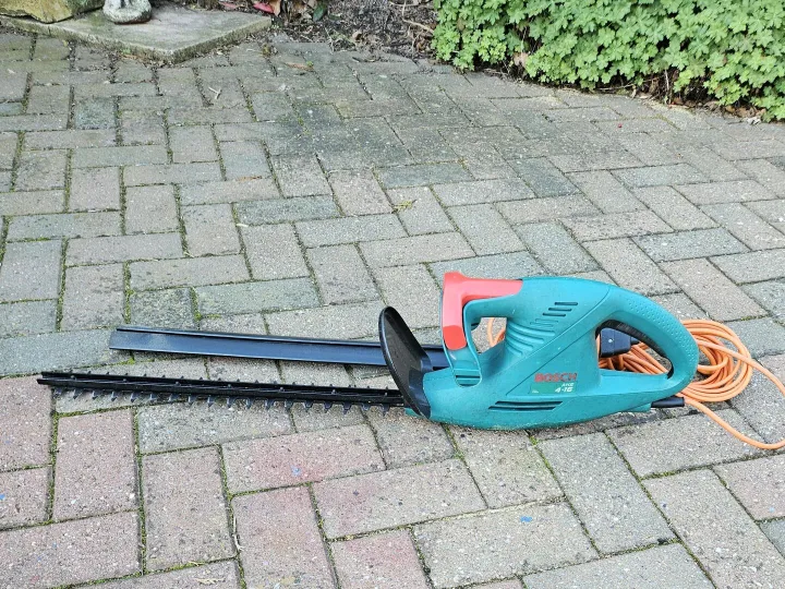 Items for sale
– Bosch lightweight Hedge Trimmer £20.00