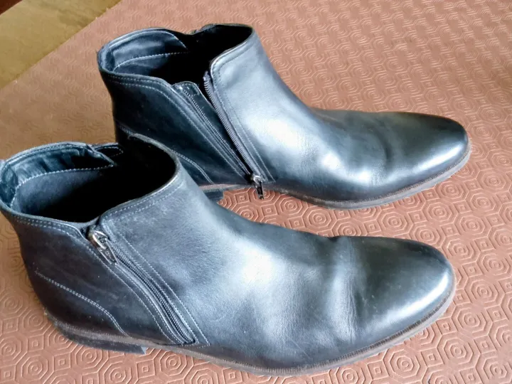 Items for sale &ndash; Clarks men's Chelsea boots &ndash; Black Size 8 uk &pound;10