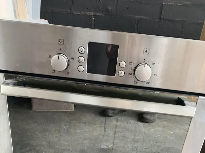 Items for sale
– Bosch single oven £40