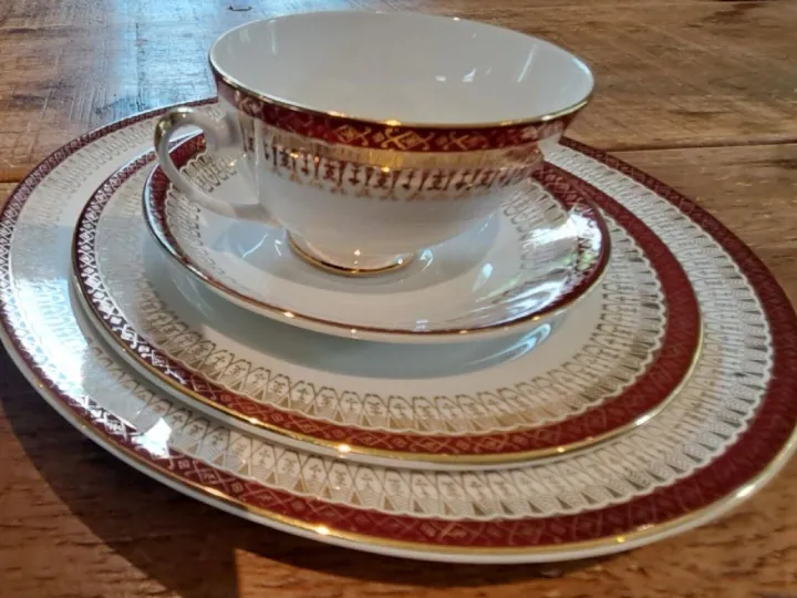Items for sale
– Elegant Bone China Dinner Service – Complete Set – Offers Invited Offers invited