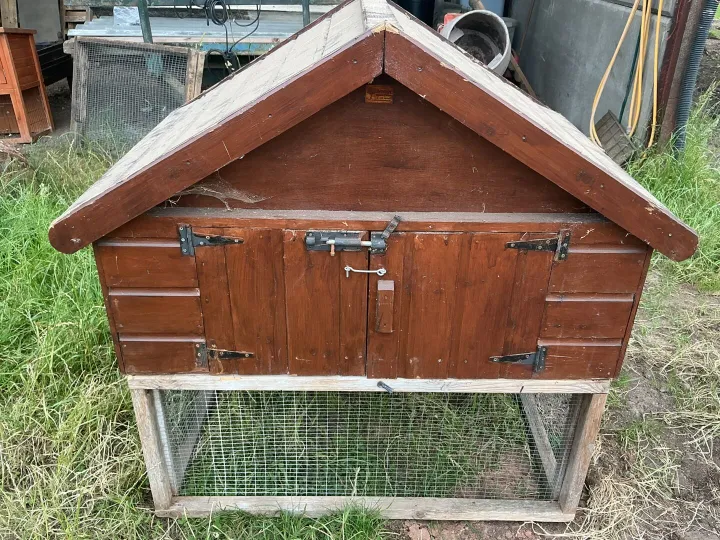 Items for sale
– House and enclosed run £50
