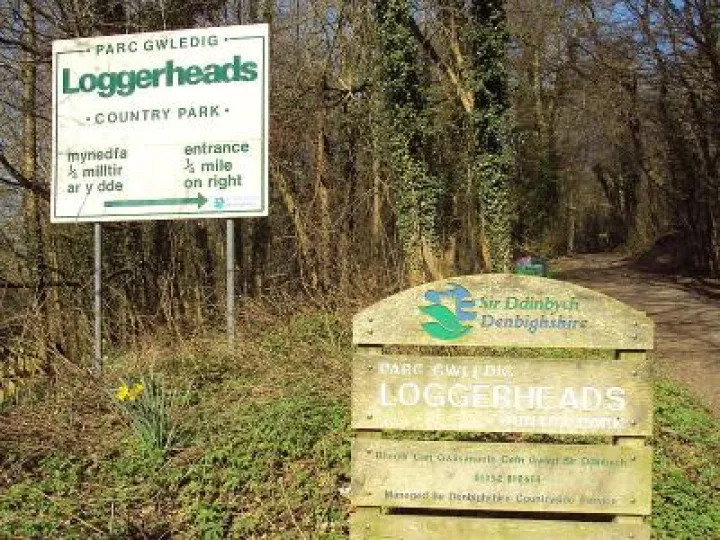 800px-Loggerheads_Country_Park_signs_-_DSC05435