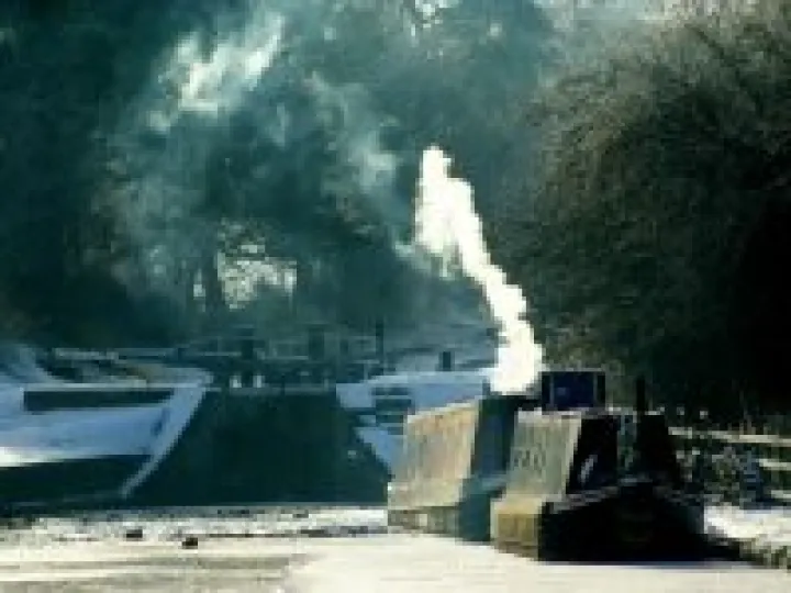 Audlem canal – keeping warm, December 2010